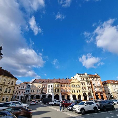 Velke Studio Na Velkem Namesti S Vybavenou Kuchyni Hradec Kralove Luaran gambar