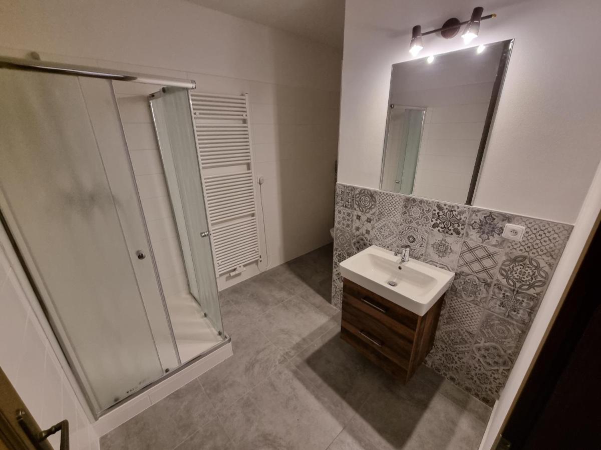 Velke Studio Na Velkem Namesti S Vybavenou Kuchyni Hradec Kralove Luaran gambar
