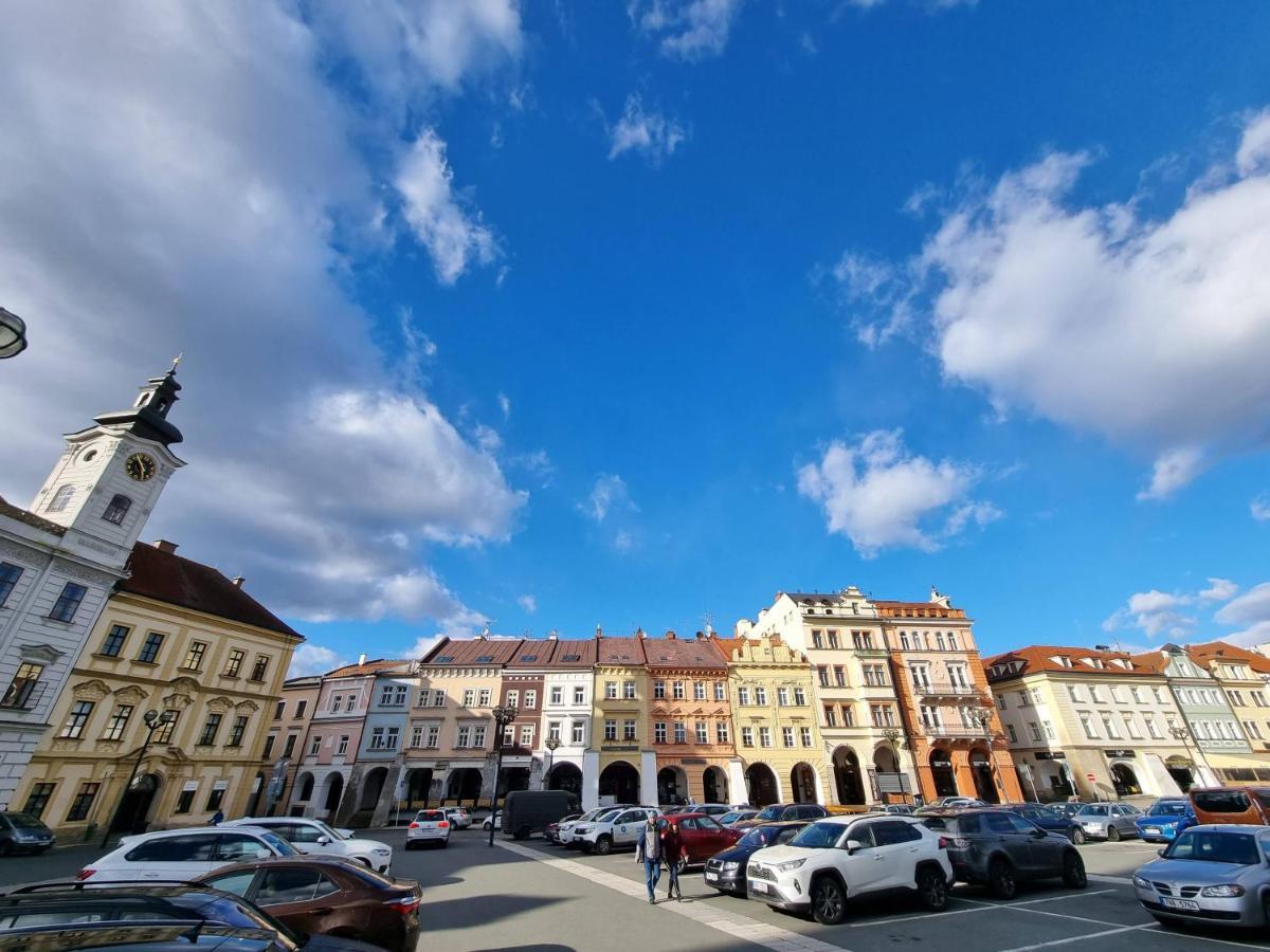 Velke Studio Na Velkem Namesti S Vybavenou Kuchyni Hradec Kralove Luaran gambar