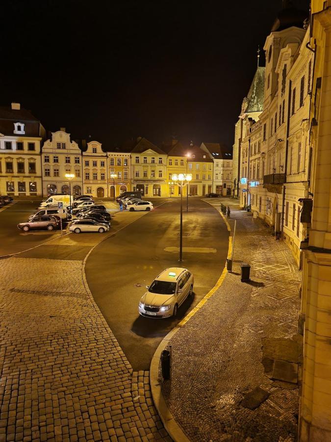 Velke Studio Na Velkem Namesti S Vybavenou Kuchyni Hradec Kralove Luaran gambar