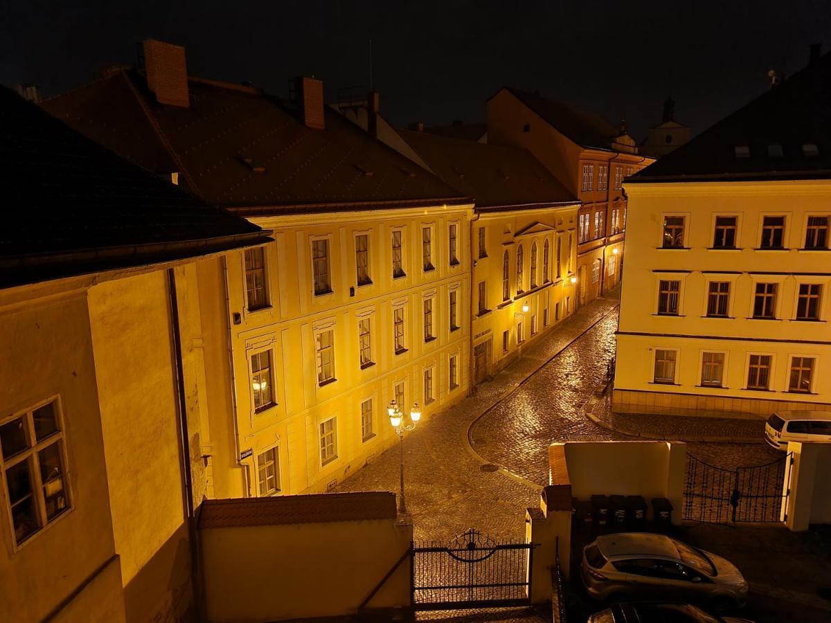 Velke Studio Na Velkem Namesti S Vybavenou Kuchyni Hradec Kralove Luaran gambar